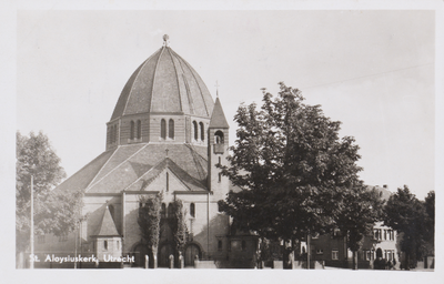 606527 Gezicht op de St.-Aloysiuskerk (Adriaen van Ostadelaan 2) te Utrecht.